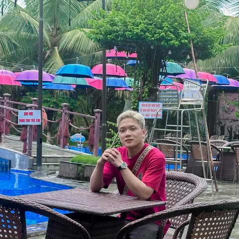 Mia - Color Specialist